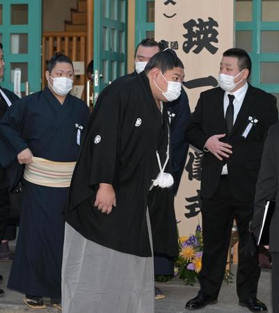 　通夜に姿を見せた阿炎（撮影・金田祐二）