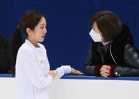 　コーチと話す本田真凜（撮影・佐々木彰尚）