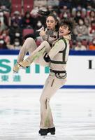 　華麗な演技を披露する小松原美里、小松原尊組（撮影・佐々木彰尚）