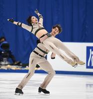 　華麗な演技を披露する小松原美里（上）、小松原尊組（撮影・佐々木彰尚）