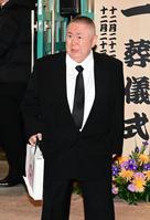 　弔問に訪れた松村邦洋（撮影・金田祐二）