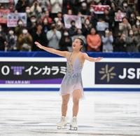 　ファンにあいさつをする坂本花織（撮影・佐々木彰尚）