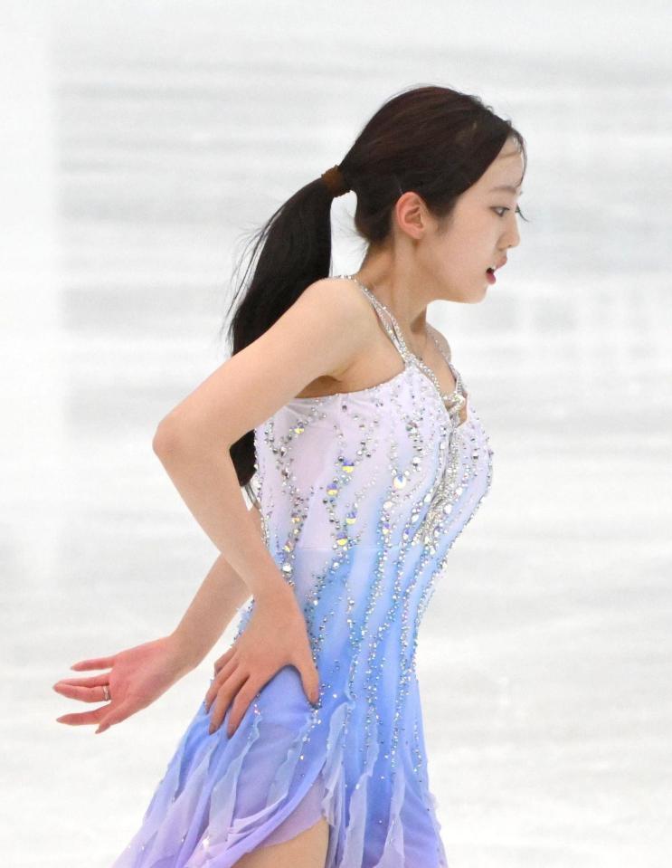 　腰に手を当てる本田真凜（撮影・佐々木彰尚）