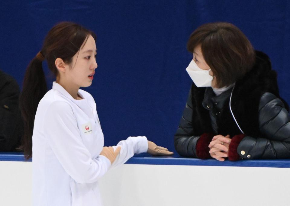 　コーチと話す本田真凜（撮影・佐々木彰尚）