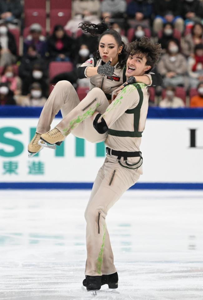 　華麗な演技を披露する小松原美里、小松原尊組（撮影・佐々木彰尚）