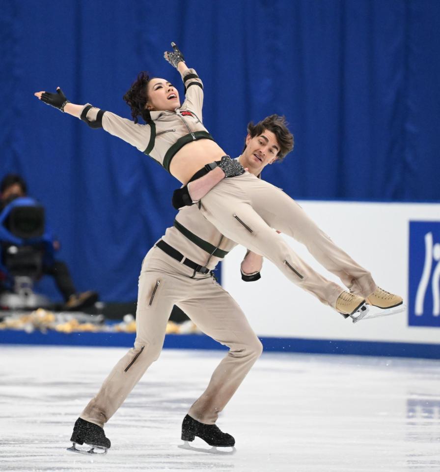 　華麗な演技を披露する小松原美里（上）、小松原尊組（撮影・佐々木彰尚）