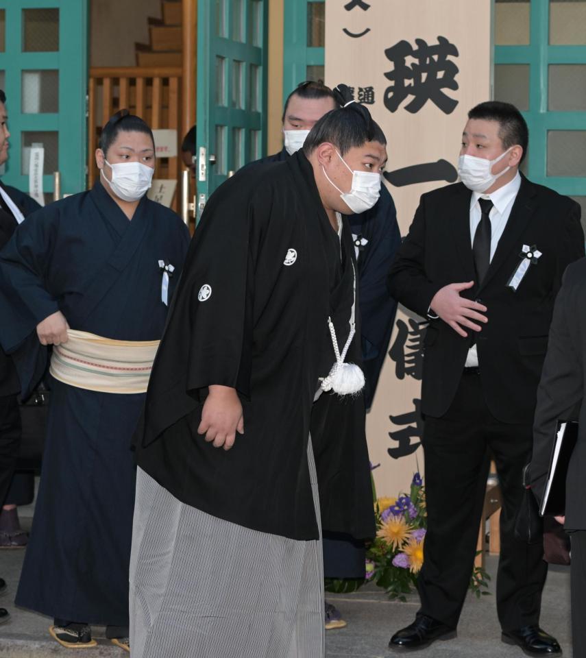 　通夜に姿を見せた阿炎（撮影・金田祐二）