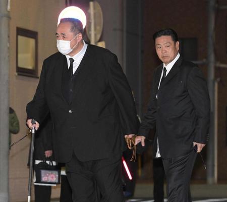 　弔問に訪れた芝田山親方（左）と陸奥親方