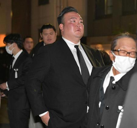 　弔問に訪れた二所ノ関親方