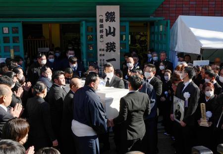 　葬儀・告別式を終え、運ばれる錣山親方（元関脇寺尾）のひつぎ＝２３日午前、東京都江東区