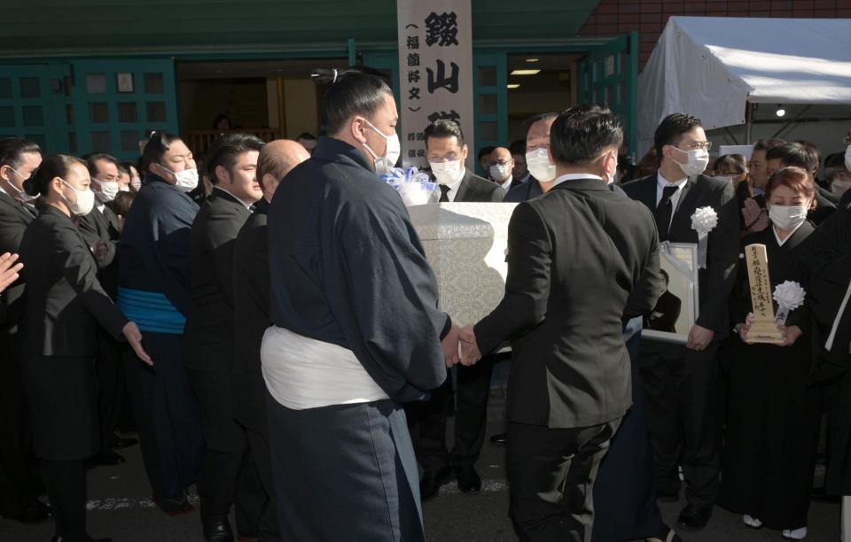 　立田川親方らによって運び出される錣山親方の柩（撮影・金田祐二）