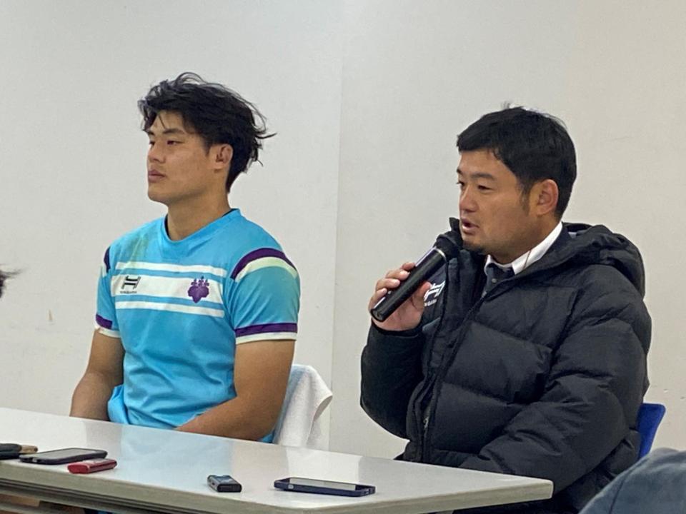 　試合後の会見に出席した筑波大の嶋崎監督と谷山主将（左）