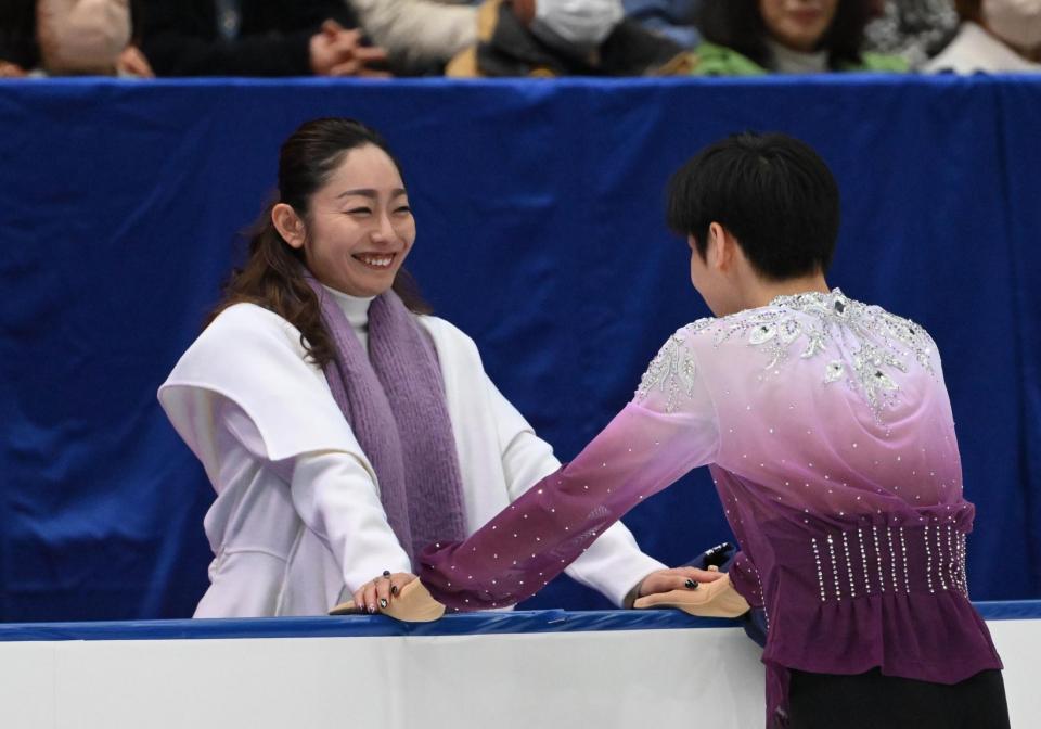 　田内誠悟（右）を激励する安藤美姫コーチ（撮影・佐々木彰尚）