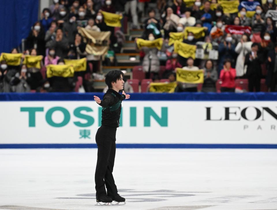 　ファンにあいさつをする宇野昌磨（撮影・佐々木彰尚）