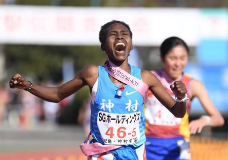 　１位でゴールした神村学園のカリバ・カロライン。後方は仙台育英・橘山莉乃（撮影・中田匡峻）