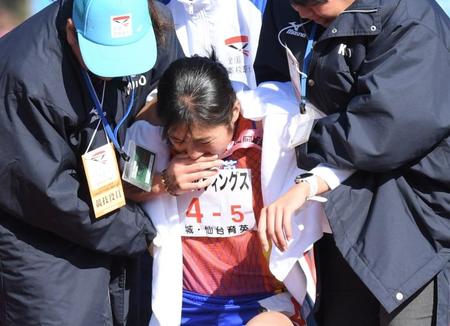 　２位でゴールした仙台育英・橘山莉乃（中央）は競技役員に支えられる（撮影・中田匡峻）