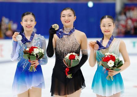 　女子で優勝しメダルを手にする坂本花織。左は２位の千葉百音、右は３位の島田麻央＝長野市ビッグハット