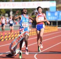 　１位でゴールした神村学園のアンカー、カリバ・カロライン（左）。右は仙台育英・橘山莉乃（撮影・中田匡峻）