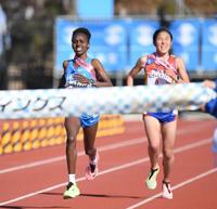 　ゴールに向けラストスパートをかける神村学園のカリバ・カロライン（左）と仙台育英・橘山莉乃（撮影・中田匡峻）