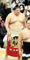 　冬巡業に復帰し、土俵入りをする阿炎