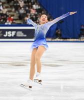 　華麗な演技を披露する千葉百音（撮影・佐々木彰尚）