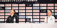 　島田麻央（右）の話を聞いて笑顔を見せる坂本花織（撮影・佐々木彰尚）