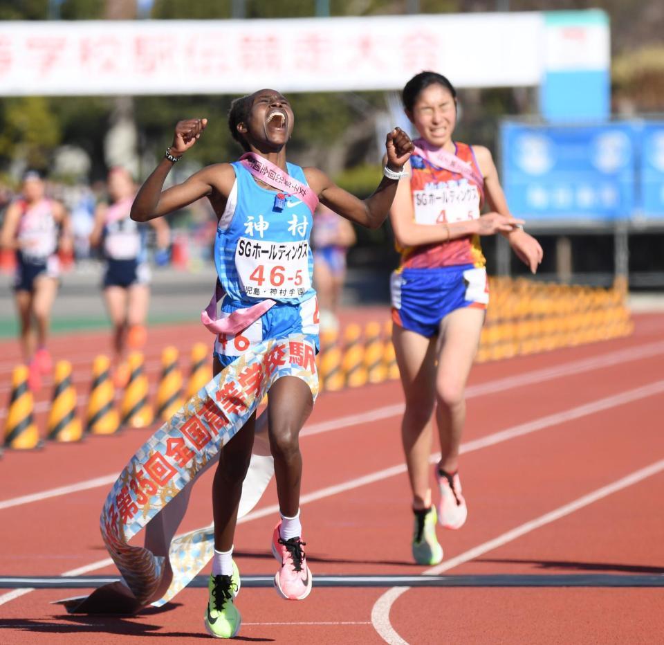 　１位でゴールした神村学園のアンカー、カリバ・カロライン（左）。右は仙台育英・橘山莉乃（撮影・中田匡峻）