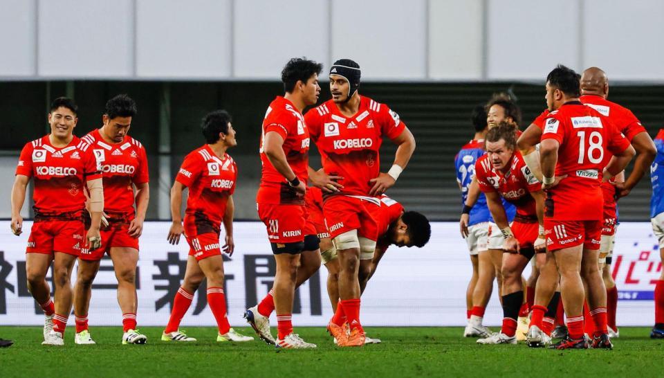 　ＢＬ東京に敗れ、肩を落とす神戸フィフティーン