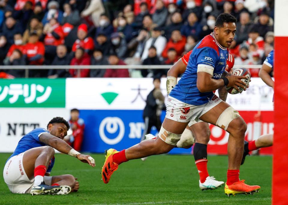 　後半、自身３本目となるトライを決めるＢＬ東京・フリゼル