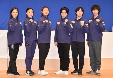 　世界選手権に出場する（左から）吉田陽菜、千葉百音、坂本花織、宇野昌磨、鍵山優真、三浦佳生（撮影・佐々木彰尚）