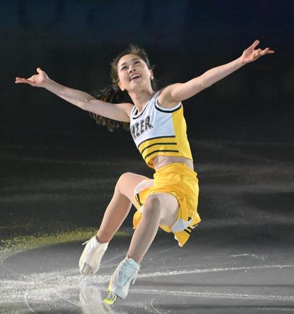 フィギュア　チアガールスタイルにデニムのショーパン姿も　坂本花織はストリート系　奇抜な衣装でファンを魅了