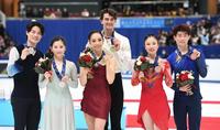　メダルを手にする（左から）２位の田中梓沙、西山真瑚組、優勝した小松原美里、小松原尊組、３位の吉田唄菜、森田真沙也組（撮影・佐々木彰尚）