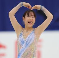 　女子フリーの演技を終え笑顔を見せる三原舞依