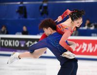 　華麗な演技を披露する吉田唄菜、森田真沙也組（撮影・佐々木彰尚）