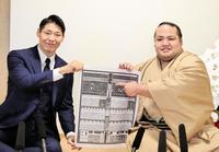 　新入幕を果たし、笑顔で番付のしこ名を指さす島津海（右）と師匠の放駒親方