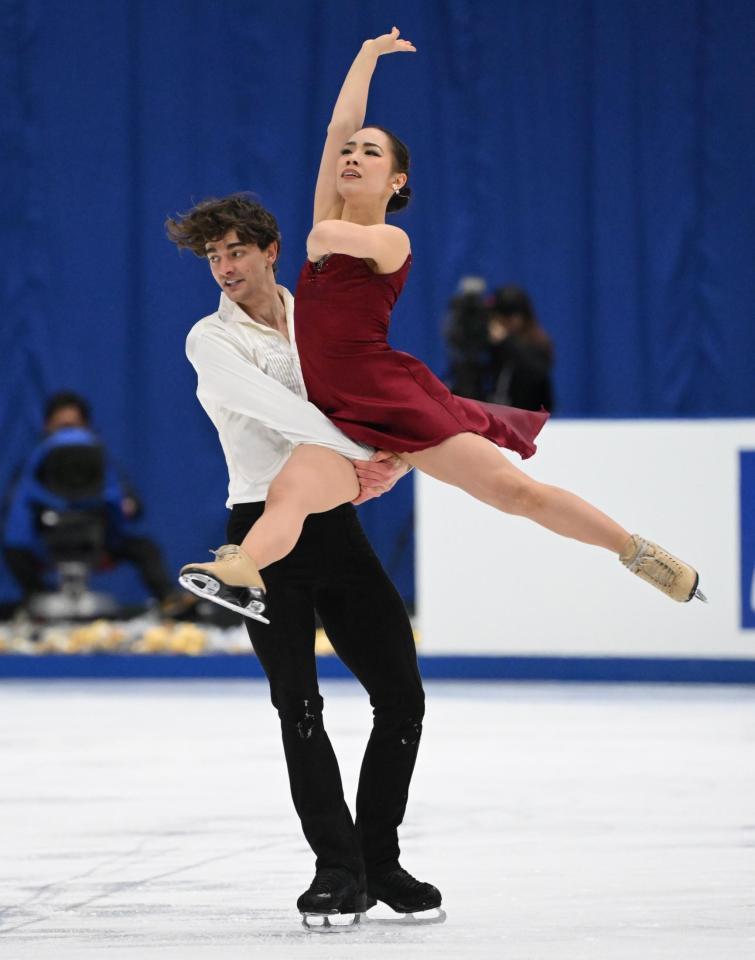 　華麗な演技を披露する小松原美里、小松原尊組（撮影・佐々木彰尚）