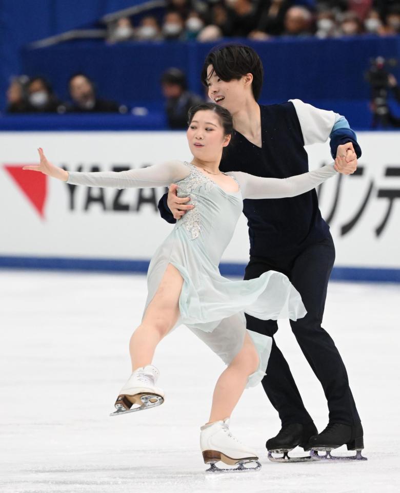 　華麗な演技を披露する田中梓沙（左）、西山真瑚組（撮影・佐々木彰尚）