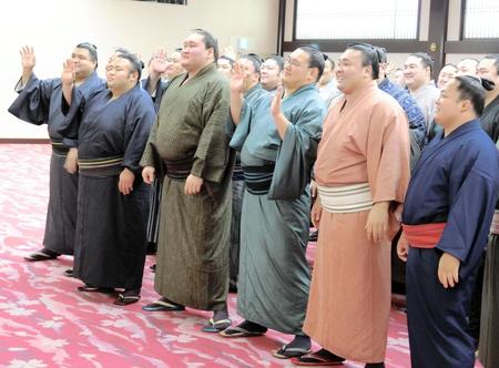 　力士会後、日本相撲協会の公式動画撮影に参加した（前列右から）翠富士、霧島、豊昇龍、照ノ富士、貴景勝