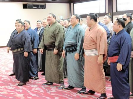 　力士会後、日本相撲協会の公式動画撮影で笑顔を見せる照ノ富士（右から４人目）