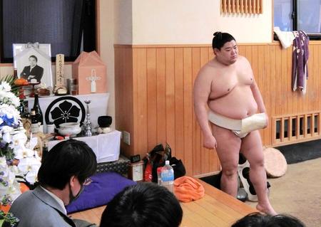 　錣山親方の遺影（左奧）に見守られながら稽古をする阿炎ら