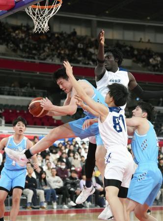 　日本航空-土浦日大　第１クオーター、リバウンドを奪う土浦日大・深沢＝東京体育館