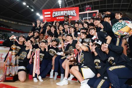 　２大会連続２度目の優勝を果たし、写真に納まる京都精華学園の選手ら＝東京体育館