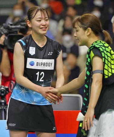 　女子シングルスで優勝し奥原希望（右）と握手を交わす杉山薫