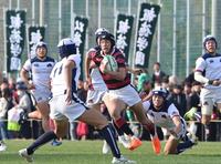 　前半、相手ディフェンスを振り切って先制トライを決める報徳学園・太田啓嵩（中央）＝撮影・立川洋一郎