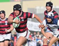 　後半、ディフェンスを振り切りトライを決める報徳学園・福井礼（撮影・立川洋一郎）