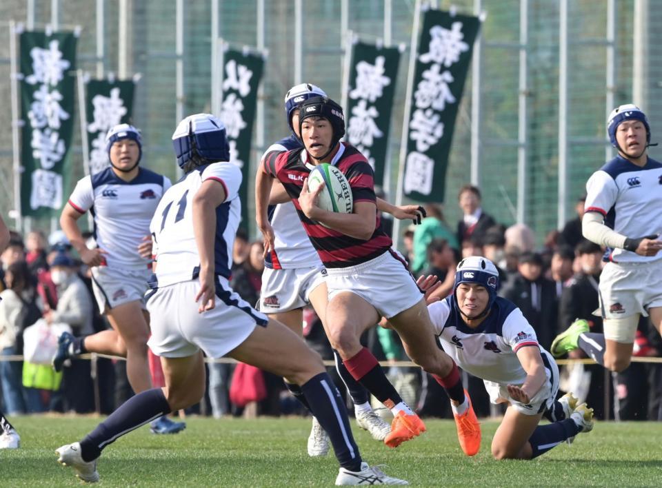 　前半、相手ディフェンスを振り切って先制トライを決める報徳学園・太田啓嵩（中央）＝撮影・立川洋一郎