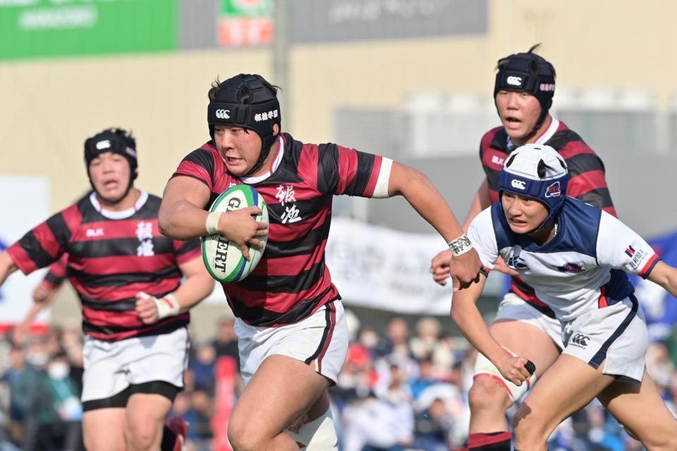 　後半、相手ディフェンスを振り切って抜け出し、トライを挙げる報徳学園・福井礼（撮影・立川洋一郎）
