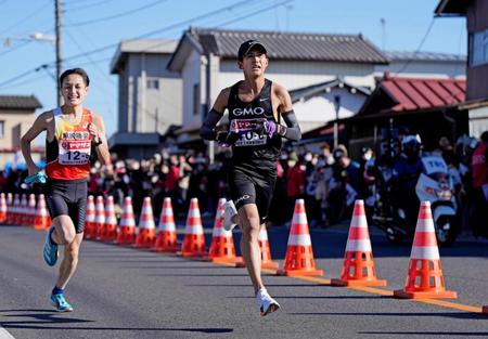 　６区を力走するＧＭＯインターネットグループの大迫傑。左は黒崎播磨の田村友伸＝群馬県伊勢崎市