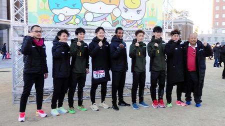 　集合写真を撮るひらまつ病院、（一番左の）中島泰伸監督
