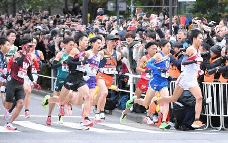 　第１００回箱根駅伝の往路をスタートした１区の選手たち（撮影・伊藤笙子）